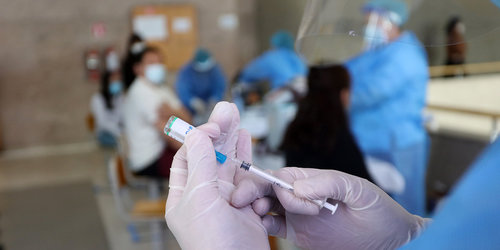 Толгой өвдөх, халуурах зэрэг шинж тэмдэг олон хоног үргэлжилбэл эмчид хандаарай